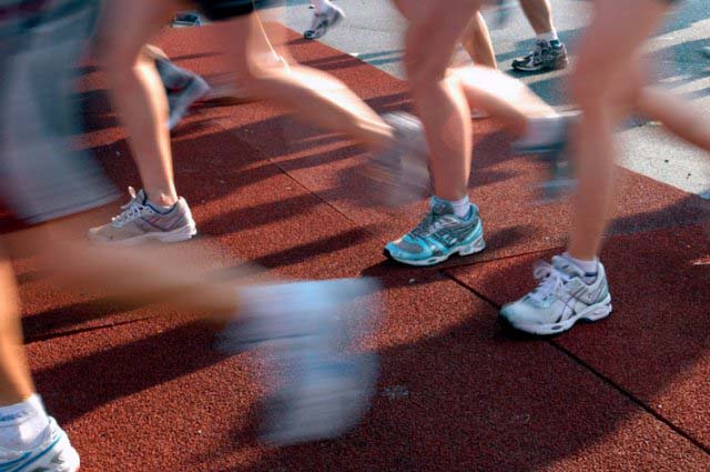 Image: ALAMY-AT1MC4, Runners run over the mat that protects the system that records their times on the Willis Avenue Bridge at mile 20 on the NYC Marathon, License: Rights managed, Model Release: No or not aplicable, Property Release: No or not aplicable, Credit line: profimedia.cz, Alamy