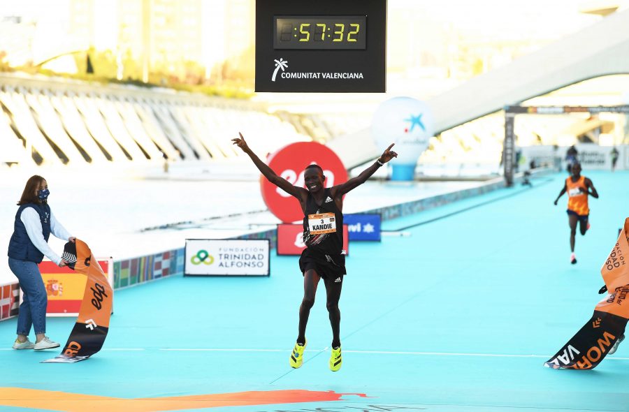 Kibiwott Kandie prolomil světový rekord v půl maratonu v botách Adizero Adios Pro